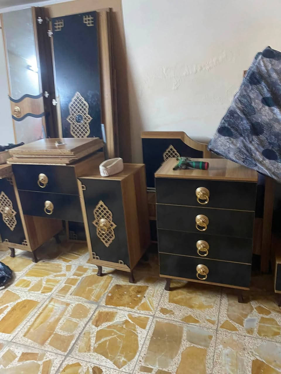 غرفة نوم تركية ست أبواب نظيفة كلش مكاني بغداد الحرية السعر 450 وبيها مجال قليل هذا رقمي ***********
