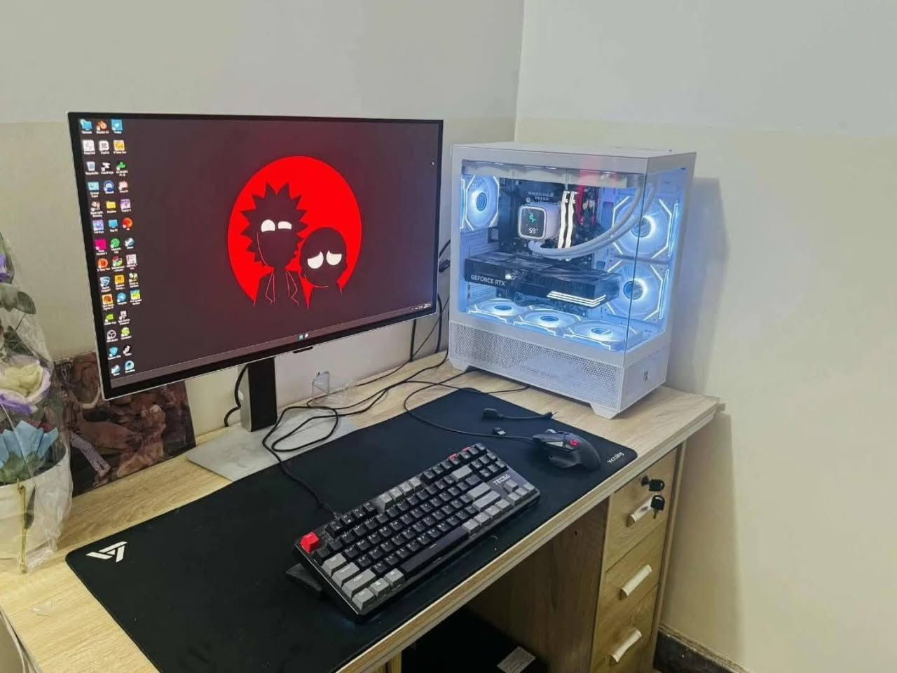 🚀 وحش الألعاب والمونتاج للبيع (High-End Setup)
الحالة: شبه جديدة (استخدام 20 يوم فقط)
النظافة: 100% مع كامل الكراتين والوصلات الأصلية.
النظام: Windows 11 Pro أصلي مفعل.
🖥️ المواصفات التقنية (PC Specs):
المعالج: Intel Core i7-14700KF
اللوحة الأم: MSI Z790-S WiFi
كرت الشاشة: GALAX RTX 5070 Ti EX Gamer (16GB)
الرام: 32GB TeamGroup Delta RGB (6000MHz CL30)
التخزين: 2TB Lexar NVMe SSD Gen 3
التبريد: DeepCool LS720 Digital White (مبرد مائي)
الباور: Segotep GN850 850W Gold
الكيس: Xigmatek Alphaard White (تصميم عصري)
الحماية: UPS Rock 1KV Online (لحماية الجهاز من انقطاع التيار)
📺 الشاشة (الأداء الأقصى):
Samsung Odyssey OLED G6
القياس: 27 إنش / دقة 2K.
التردد: 360Hz مع استجابة فائقة 0.03ms.
التقنيات: OLED Glare Free / Quantum Dot / HDR 10+.
المميزات: تصميم معدني، حماية العين، FreeSync Premium Pro.
🖱️ الملحقات (Peripherals):
ماوس Logitech G502 Hero الشهير.
كيبورد GX-500 Gaming.
سماعة HyperX Cloud 3 (Open Box).
كيبل نت 25 متر (Cat 6) + كيبل HDMI أصلي.
💰 السعر وتفاصيل التواصل:
السعر المطلوب: 3200$ دولار 
مدة الاستخدام: 20 يوم فقط (الجهاز بوضع الشركة).
التوصيل: متوفر لجميع محافظات العراق 🚚.
📞 للحجز أو الاستفسار: #***********
أو راسلنا مباشرة عبر الخاص.
