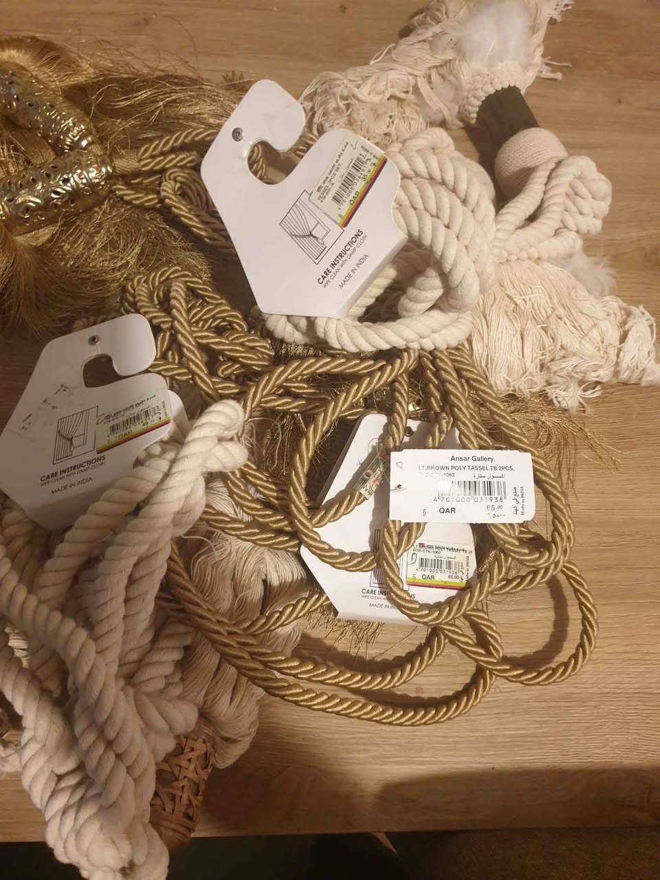 Curtain rod with unused curtain cords (4 units, white and gold) and 4 cords (2 white and 2 gold).
قضيب ستارة مع حبال ستارة غير مستخدمة (4 وحدات، أبيض وذهبي) و4 حبال (2 أبيض و2 ذهبي).


**إذا كنت صاحب هذا الإعلان وتريد حذفه لأي سبب، رجاءا أرسل رسالة إلى الدعم الفني**