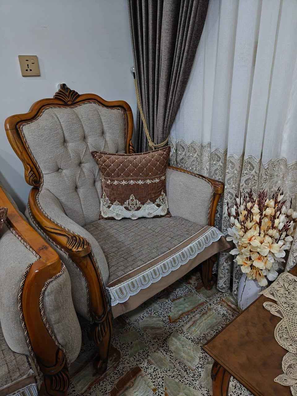 سلام عليكم 
تخم عشر مقاعد جديد تركي السعر على الخاص


**إذا كنت صاحب هذا الإعلان وتريد حذفه لأي سبب، رجاءا أرسل رسالة إلى الدعم الفني**