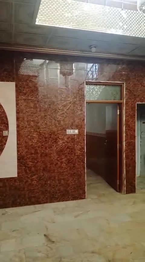 بيت 100م نهايه شارع الشفلات البيت نضيف وجديد وبناء يحتوي على استقبال ومطبخ وغرفة نوم وصاله وحمام 2والطابق2غرفه وصاله وحمام والاخير مخزن والبناء طابوق والسقف صب مركزي البيت فارغ تسليم فوري الاستفسار ***********
