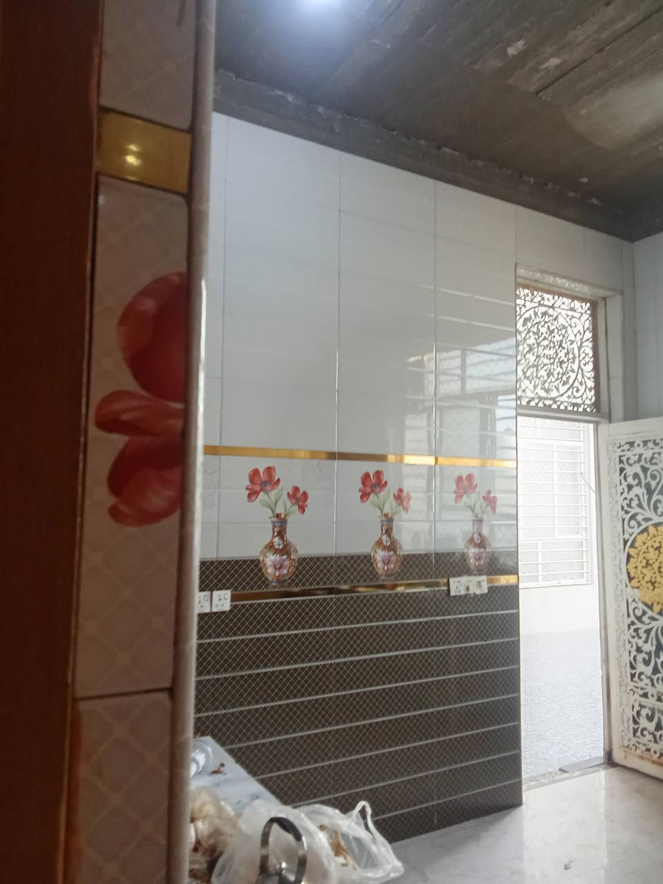 بيت للبيع مساحه 300م ثلاث غرف 6+4//5+4//4+4//هول5+7//ديوانيه 10+4//صحيات داخليه وخارجيه طارمه8+7//عنوان سوق الشيوخ حي العسكري شارع سيد جواد اخرفرع هاتف ***********
