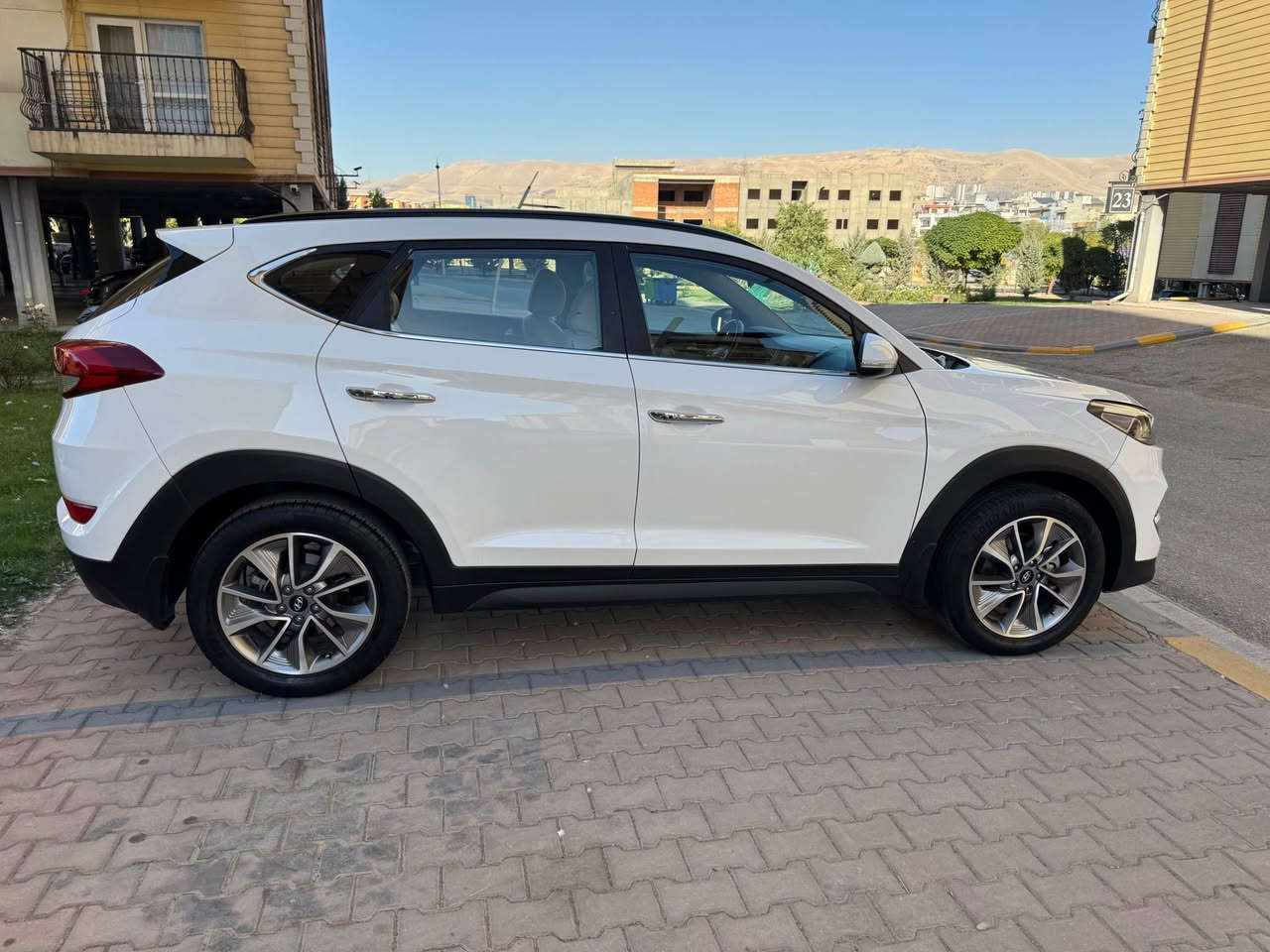 بە ناوی خوای گەورە 
هۆندای تۆکسۆن 2018 فوول لۆک و دانسقە
خلیجی مواسەفات کۆرییە سفری شەریکەیە
 105 ڕۆشتووە
بێ بۆیاخ و بێ سارد و دەعامی بۆ دەعامی بە شەرت گێڕ و مەکینە و هەموو شتێکی بە شەرت
سەنەوی تا 2029 تازەیە بە ناوی خۆمەوەیە
مواسەفاتی فوولە کوشن جڵد و ناو کرێمی و پانۆڕاما و بەسمە و ئاوێنە ئیشارەت و Abs و حاسەی دواوە و کامێرا و لیدی لایت و لیدی دەعامی و بلاجیکتۆر و کوشن پاقلاوە تەحدید سورعەیە و شاشە گەورە و ئاوێنە شەفت  و لایت بەرز و نزم و دوو درگای پێشەوە لە گەڵ سنووق بەسمەیە تەبریدی مەرکەزییە 
پێنج ویل کەپ دینارێ مەسرووفی نییە 
شوێن سلێمانی 
*********** السليمانية, العراق
