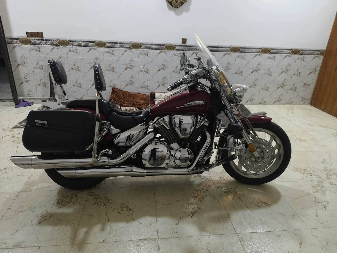 السلام عليكم للبيع VTX 1300 رقم بفداد موديل 2007 بسمي بحاله الوكاله ماشيه 33 الف هاتف ***********  مكان الدراجه ديالى خاص ممتواجد
التزويد الي على الدراجه
قباقه استيل عل المحرك
استيل عل الشاصي + استيل عل الكاردن
هوائيات
مسطرة لاجكترات واشاير
نسر جاملغ اصلي
درع امامي اصلي درع خلفي شغل علي بدر
دوس ام النشره 
استرايح ام الجف
سماعات امريكيه
كلاص استيرن عدد 2 اصليات
جامه مضلعه
جنط شركه هوندى هنه والقواعد اصليات
تجوه سايق
قاعده رقم ام الاشاير 
تخم تاير برجستون الخلفي 200
سيبايه خلفيه طويله 
قباقه سل ستيل مجمع استيرن + قبق عنبار
صفاحيات استيل شركه هوندى اصليات مو تجاريات 
قبق ستيل عنبار امامي
شباك استيل راديتر اصلي 
وشكرا
السلام عليكم للبيع VTX 1300 رقم بفداد موديل 2007 بسمي بحاله الوكاله ماشيه 33 الف هاتف ***********  مكان الدراجه ديالى خاص ممتواجد
