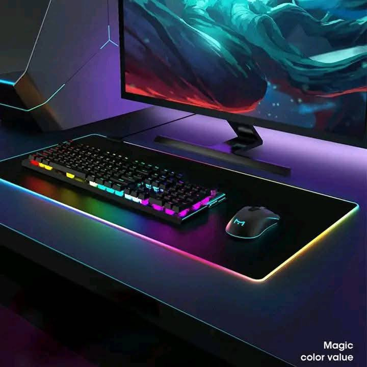 لوحة ماوس للألعاب (Gaming Mousepad) من طراز RGB-01، وتتميز بالتالي: 
إضاءة RGB خلفية قابلة للتخصيص بأنماط متعددة.
سطح ناعم لتحسين حركة الماوس ودقته.
قاعدة مطاطية مانعة للانزلاق لضمان الثبات.
حجم كبير (XL) لتغطية مساحة الماوس ولوحة المفاتيح معاً.
تعمل بواسطة توصيلة USB، وتتميز بكابل مجدول.


**إذا كنت صاحب هذا الإعلان وتريد حذفه لأي سبب، رجاءا أرسل رسالة إلى الدعم الفني**