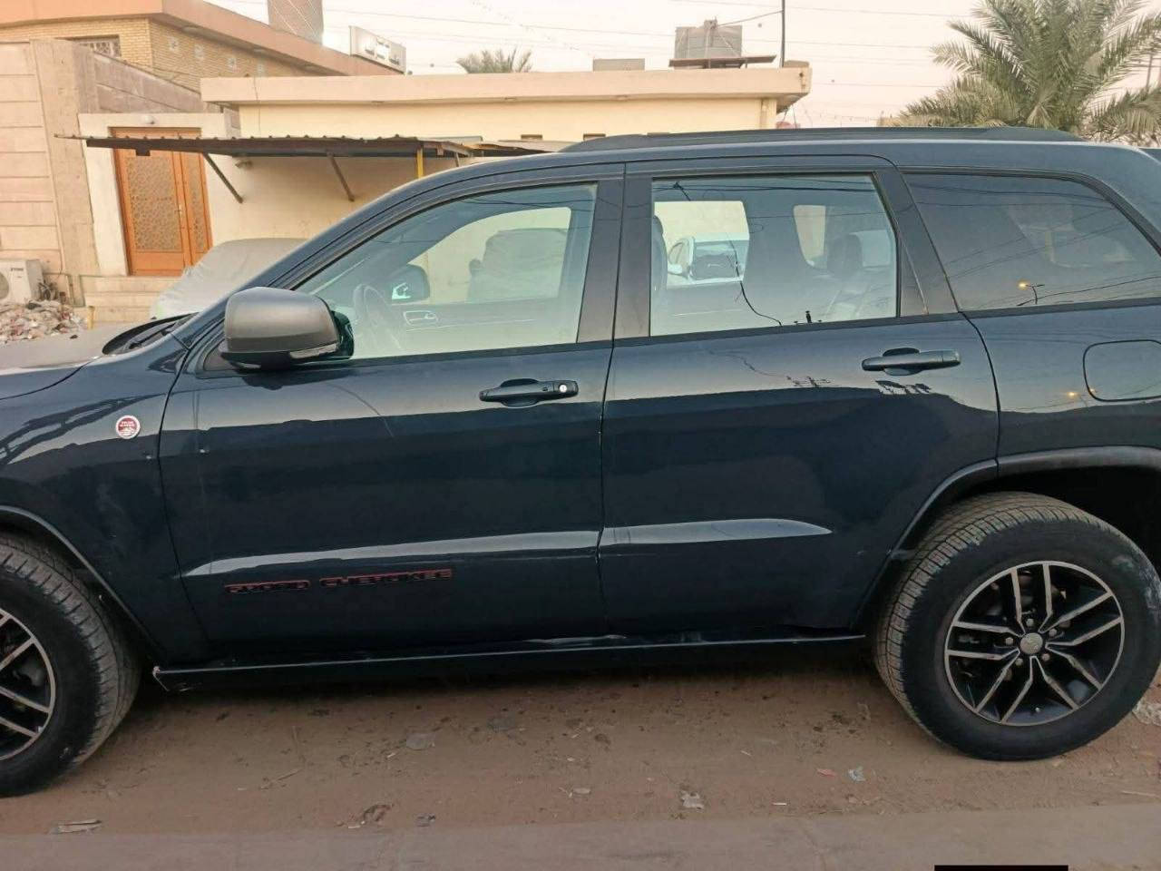 جيب شيروكي تريل هوك 2018 فول مواصفات جكات سلايت نقطة عمياء  وضعيات قياده توقف ذاتي هواي مواصفات معروفه وبدون داخل وبدون اير باك  ماشيه 92 كم بيها 4قطع صبغ  السعر 205  للاستفسار  ***********
