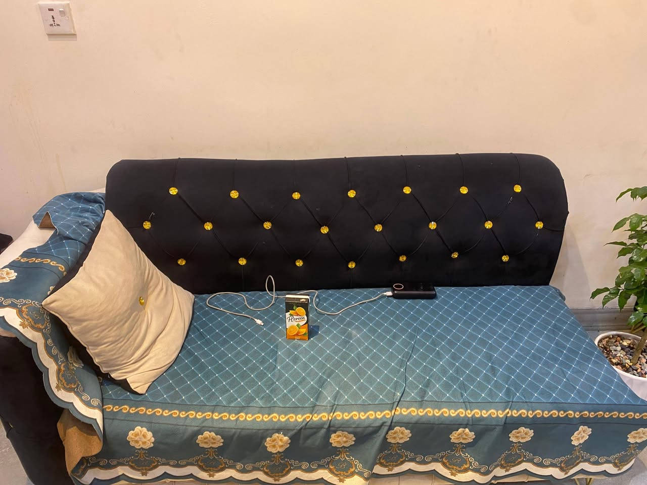 محل حلاقه للبيع كامل غراضه كراسي والميز جديد مكاني كركوك رقم ***********
