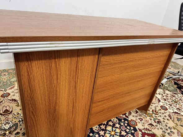 للبيع مكتب  دراسي جديد  مستعمل ايام قليله بحاله ممتازة للاستفسار ***********السعر حسب التقييم
