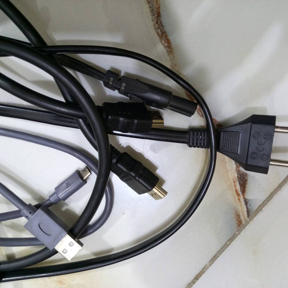 PS4 مستعمل نظيف، يدة واحدة اصلية، UBS سعة 850 بس يحتاج تبديل بطارية، لعبتين داخل الحساب الاولئ Maincraft والثانية ARK, والكيبلات الاصلية ال HDMI و سلك الباور