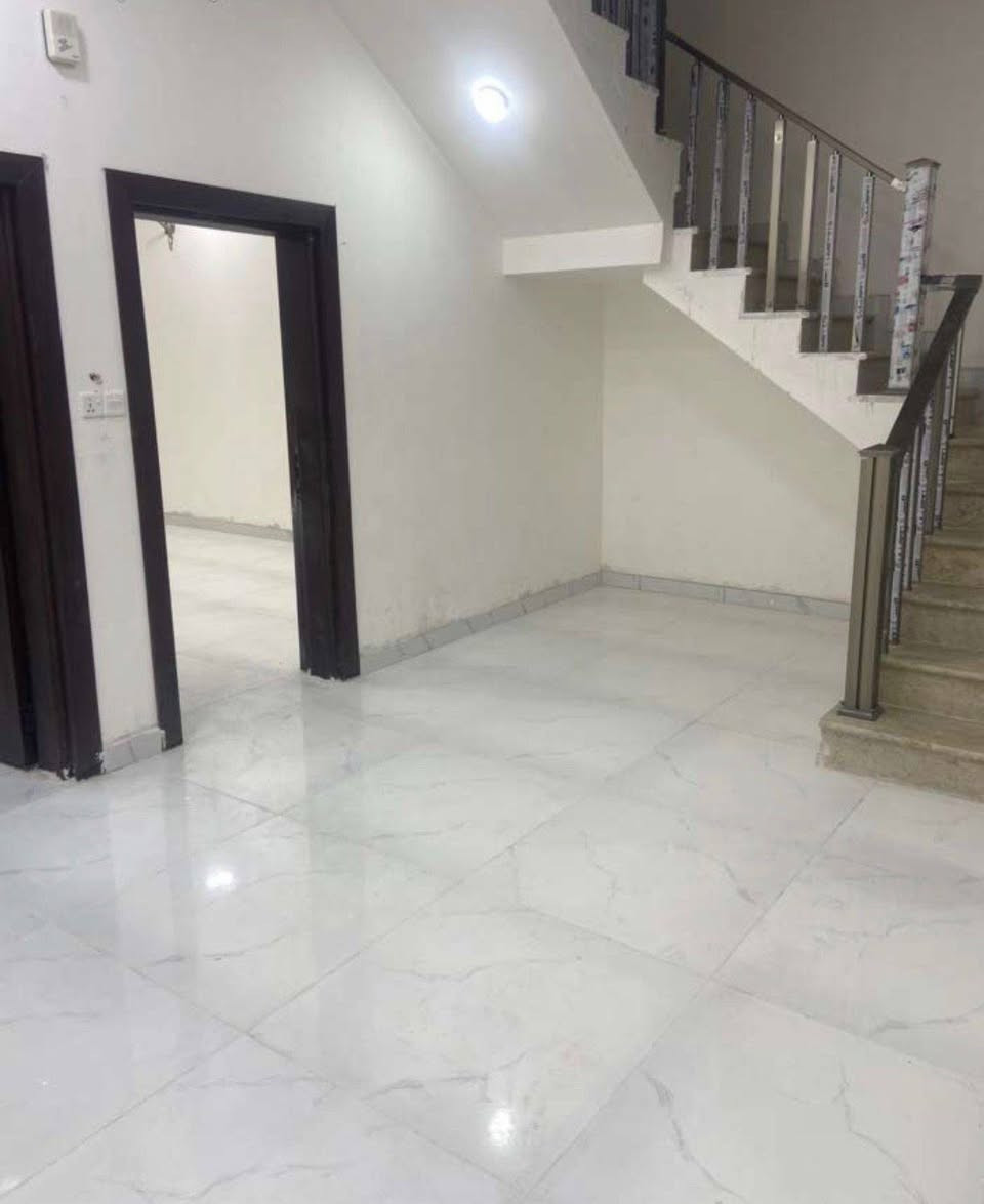 للايجار للايجار

شقه بالحكيميه تتكون من ديوانية 
كبيرة و صاله و مطبخ و حمام و غرفة وحدة و مخزن
سعر الايجار 600 الف قفل
مطلوب عائله صغيره

اي استفسار
***********
