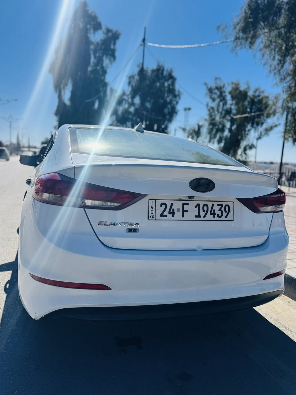 النترا مديل 18 قطعه وحده خلفي فقط ماشي 180 مكينه وكير شرط صدر جديد باتري جديد تايرات جدد بيها تشلعي براس البوند مصلح وراس السقف صباعتين مصلح  رقم وسنويه جديد غرامات صفر رقم ادهوك نص فول رادار جانبي خافي شاشه تحكمات شاشت ترحيب حساسات مري رادار ثلاث انضمه *********** الموصل السعر 125 ورقه وبيها مجال
