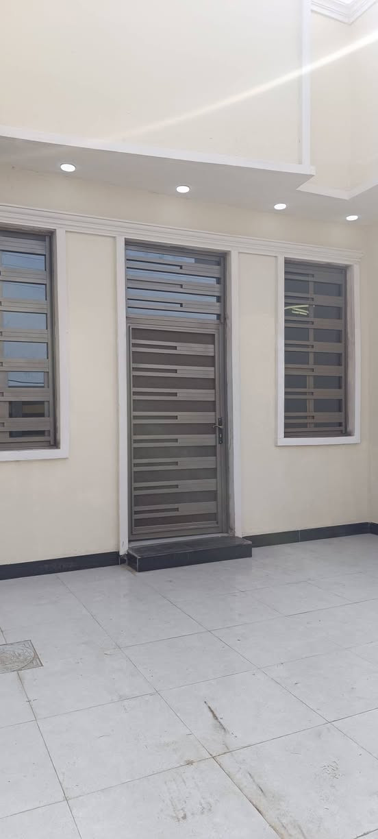 واسعد الله اوقاتكم بكل خير احبتي🫶🏻
***********
يتوفر دار سكن للبيع 

#المساحه لكليه 200 متر مربع 

#نوع العقار طابو زراعي عراقي 

#سند ٢٥ ول مالك عراقي تتكاتب ويا ابوالطابو مباشرتا

#يتكون من غرف نوم عدد 2
#استقبال 
#صاله
#مطبخ 
 #مجمع صحيات داخليه وخارجيه 
#حديقه🌺 وكراج🛣

#البيت كامل من جميع الملحقاته 
بناء جديد 2025

#العنوان البصرة قضاء ابي الخصيب  محيله 
#منطقة روعه جميع الخدمات ماي كهرباء شارع 10 متر 
#السعر  110وبي مجال

للاستفسار لاتصال ***********
