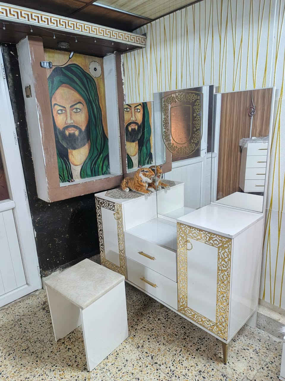 سلام عليكم عندي هذا طخم غرفة نوم ٨قطعه  للبيع اشتريته مليون ونص ابيعه ٧٠٠الف نظيف وسيسم سكه يصعد ويتخله جوه غراض  ***********
