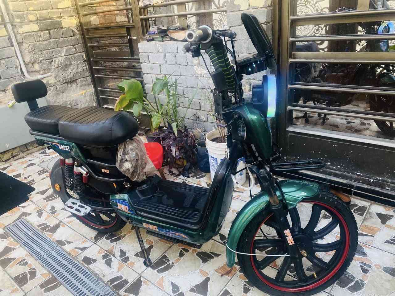 سلام عليكم. السعر. ////250////                                                                      دراجه شحن للبيع فول مواصفات 
سماعه بلوتوث 
ستاند تلفون 
خمس بطاريات 
نشرات جانبيه 
اشاير هورن كهربائيات كلهه شغاله  
مكاني بغداد الري قرب حي الإعلام 
***********  بي واتساب
