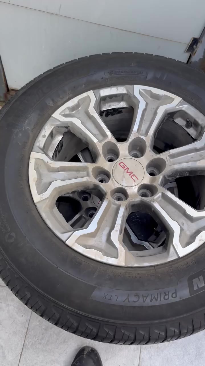 السلام عليكم شباب تايرات جمسي الوياله 18 ماشي عليها الف السعر الاتصال ع هذا الرقم *********** العنوان كركوك
