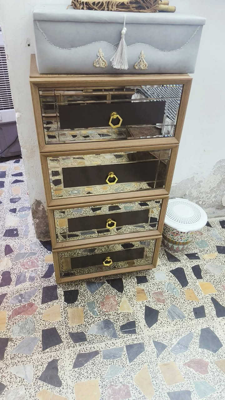 غرفه تركيا ٩ قطع بدون ضرر قويه حيل مابيها اي كسر ماخذينها ب٤ ونص نريدها ب٨٥٠ قفلها بدون عمله العنوان بغداد البلديات الصحفيين ***********
