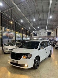 Dodge caravan 2017 SXT موصفات sxt فول   ابواب كهرباي  شاشة كاميرة حساس...