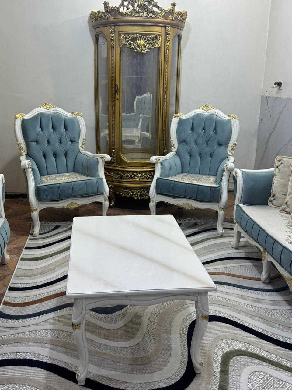 تخم زان تركي ١٠ مقعد مع ميز وسط اخو الجديد نضافه فول ولا غلطه ***********
