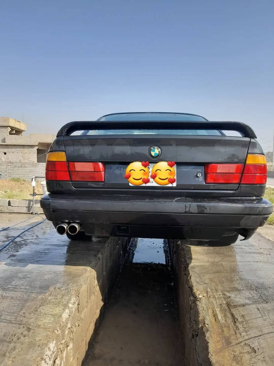 صباح الخير 
بي ام  حجم 525 موديل 1990 
كير اوتماتيك   
رقم وسنويه جديد الى 2030 
السياره بأسمي 
غرامه الف دينار  ماعليها  شرط 
كير ومكينه جيد  نكره سلف ماتصرف بانزين 
اسفل السياره نضيفه لا خياس ولا ضربه 
السياره تحتاج ترتيب ... 
السعر ٣٦ ورقه  .. الله يرحم والديك اذا مو شراي لا تعبني 
بيها مجال بالسعر  ***********
