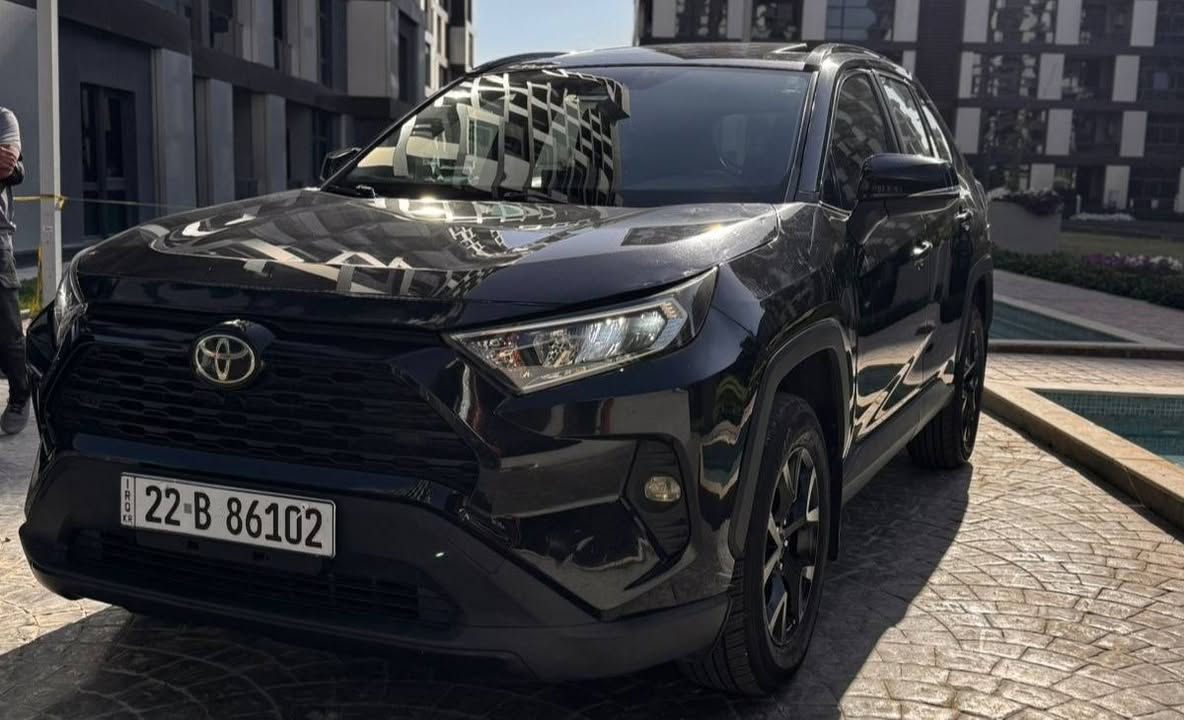 تويوتا راف فور (Toyota RAV4  -XLE) موديل 2021 رقم اربيل لون اسود 
السيارة بحالة ممتازة جداً الياخذها راسه بارد بالعافيه عليه مابيها مصرف دينار 
وماشية 60,000 ميل . وارد كندي 
المواصفات:
• المحرك: 2.5 لتر، 4 سلندر.
‎• نوع الوقود: بنزين.
• الفئة: XLE.
٠فتحه سقف 
٠رادار  (امامي . جانبي . خلفي ) + كامره 
٠تحكمات ستيرن -مثبت سرعه 
٠توقف ذاتي 
٠تشغيل عن بعد - صندوق كهرباء 
تدفئة المقاعد +تدفئة  الستيرن 
٠كراسي الامامي كهرباء 

حالة البدن (الصبغ والضرر):-
• السيارة بدون صبغ نهائياً.
• بدون ضرر، توجد فقط تعديل (بارد) بسيط جداً في البنيد 
• السيارة خالية من أي ضرر ثاني أو دواخل، وكافة التفاصيل مثبتة بتقرير الفحص المرفق.
رقم الشاصي ( 2T3W1RFV6MC164127)

رقم التليفون :-***********
