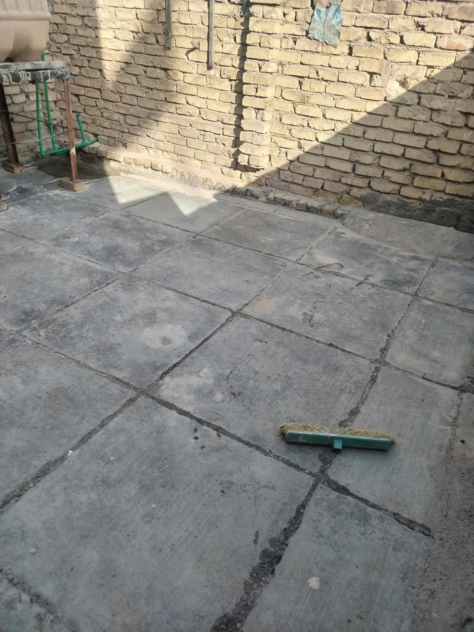 فرصة استثمارية
دار للبيع طابو ملك صرف بأسمي مساحه ٥٥ متر واقع حال ٦٥ متر
قياس البيت 5×13 الواجه ٥متر النزال ١٣ متر
يتكون البيت من قاط ونص
1_كراج ٣متر
2-استقبال +مدخلين مدخل ع صاله ومدخل ع استقبال
3-مطبخ ودراج بدون محجر
4-غرفتين نوم وحده جوه وحدة فوك +صحن مال بيتونه 2*2
5-سطح امام وسطح فوك القاط الأول
البيت شتايكر وماستك كامل 
6-البيت بيه مواجر يدفع ٢٠٠ الف بالشهر
بغداد الحسينية الراشدية قرب محطة الغاز قريب من أرض الأحلام شارع المواكب للاستفسار الاتصال على الرقم *********** او مراسلة الصفحة
