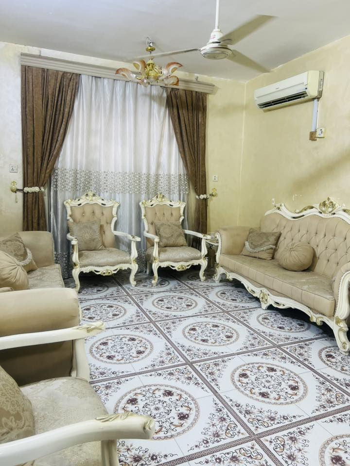 دار في حي أريدو طابو صرف 
بمساحة 200م في شارع مركز القلب 
قرب مجمع ابو زينب 
البيت عگاده يحتوي على غرفتين و صالة و مطبخ و مدخل و استقبال و صحيات و حمام 
البناء قديم ، ما عدى الاستقبال و المدخل و الصحيات و السياج الخارجي وسط 

السعر 230 مليون و قابل للتفاوض
الرقم للتواصل و الاستفسار :
***********
