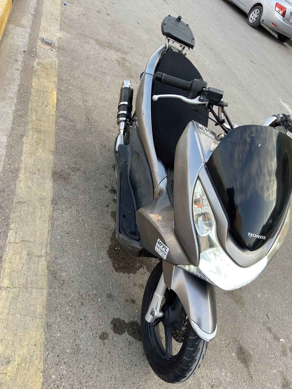 السلام عليكم PCX للبيع
جيل اول ياباني لون مميز 
الدراجه كلها بلادي واي نقص مابيها
ستاند كهربائي حساس ازدحام صلنصه رياضي بلادي
المسافه المقطوعه 23.500
مواصفات 150 
سعر مليونين و100
رقم ***********
