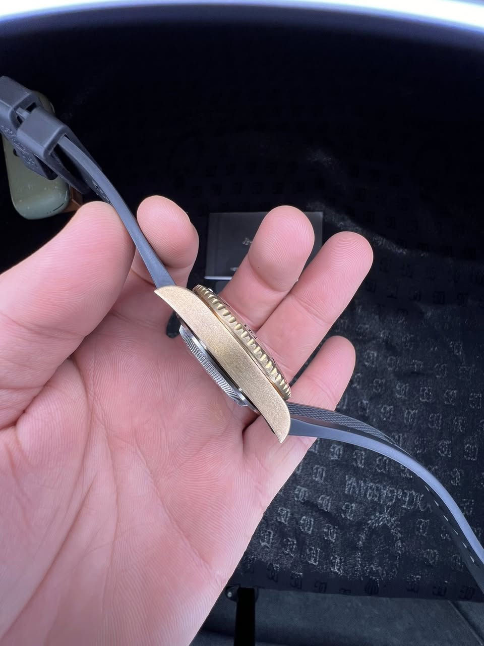 Boderry اوتماتيك 
نوع الماكنة 
NH35A 24 حجر كريم 
تعتبر هذه الماكنة من أشهر وأكثر الحركات الميكانيكية اعتمادية في عالم الساعات، وهي من تصنيع شركة Seiko 
Instruments (SII)
رنگ دوار 
نافذة للتاريخ مع مكبر
 قفل بحري 
قطر الساعة 42 
حالة الساعة جديد غير مستخدم 
كاملة المرفقات 
الساعة تحفة بمعنى الكلمة 
سعر الساعة 125 الف


**إذا كنت صاحب هذا الإعلان وتريد حذفه لأي سبب، رجاءا أرسل رسالة إلى الدعم الفني**