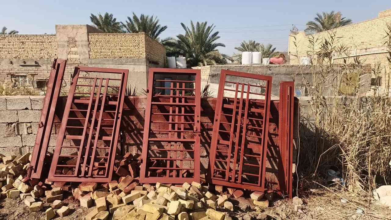 بسم الله الرحمن الرحيم
تنضيف شبابيك وصبغ زنجاري 
وصبغ أساس                  أو مراسلة صفحه              رقم : ***********
