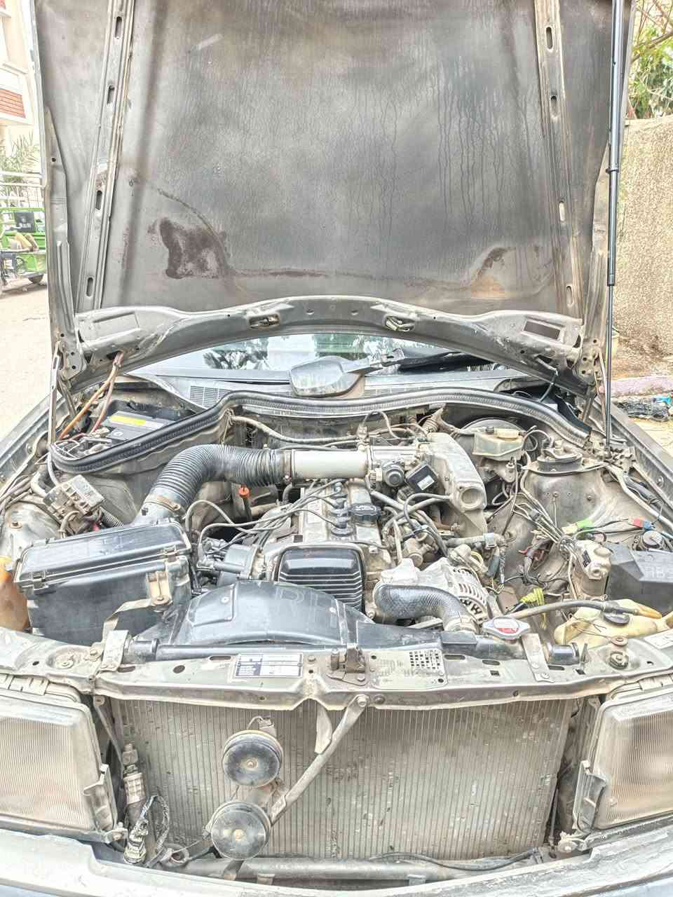 سلام عليكم مارسدس البيع المكان الدولعي السعر ٤٨$ مديل ١٩٨٨السيارة بسمي التصال و*********** او ***********
