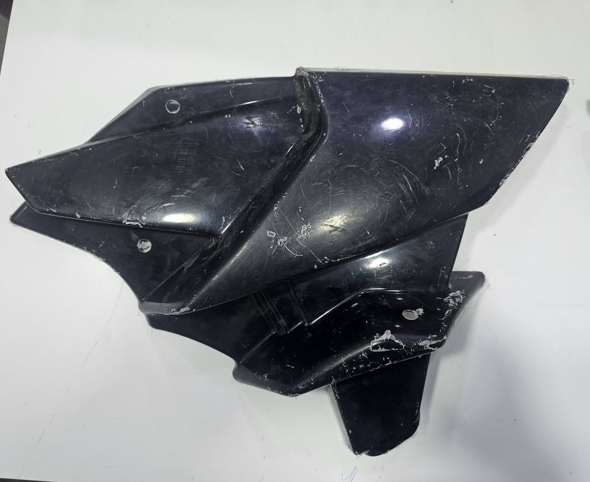 كفر دراجة يمين ويسار حسب يحث بل نت مال
بناءً على التصميم الهندسي والزوايا الحادة الانسيابية للقطعة البلاستيكية الظاهرة في الصورة، فإنها تشبه إلى حد كبير الأغطية الجانبية (سمكة الحماية) الخاصة بالدراجات النارية الرياضية ودراجات الشارع من فئة الـ "نيكد بايك" (Naked Bikes) أو فئات الـ "ستريت" (Street) 
.القطعة تتطابق بشكل خاص مع موديلات شهيرة مثل 
دراجات باجاج بولسار (Bajaj Pulsar) وخاصة موديلات مثل Pulsar 200NS أو الفئات المشابهة لها.بعض موديلات دراجات ياماها (Yamaha) الرياضية من فئة FZ أو MT  مثل FZ25


**إذا كنت صاحب هذا الإعلان وتريد حذفه لأي سبب، رجاءا أرسل رسالة إلى الدعم الفني**