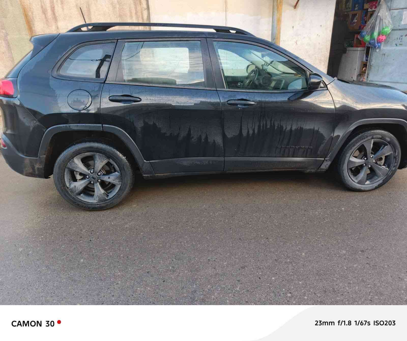 للمراوس بسيارة تكسي هم ترهم 
🚘 للبيع جيب شيروكي موديل 2016
المواصفات:
گير أوتوماتيك 9 نمر
كشنات هيتر (تدفئة)
ستيرن هيتر
سايد بريك بصمة
تشغيل عن بُعد
تحكمات ستيرن
تبريد + تدفئة شغالة 100%
🔧 الحالة الميكانيكية:
مكينة + گير بشرط الفحص
🎨 الضرر / الصبغ: جاملغ
و ربع البوند فقط
بدون دواخل ولا إيرباك
موضح بالصور
📄 التسجيل:
رقم دهوك دولي
هزّة جديدة
محوّلة باسمي قبل شهر
📍 موقع السيارة:
موصل – حي الميثاق
💵 السعر جداً مناسب 120وبيه مجال بسيط 
للاستفسار اكثر اتصل ***********.. ***********
وتساب او اتصال شعندك نزل
