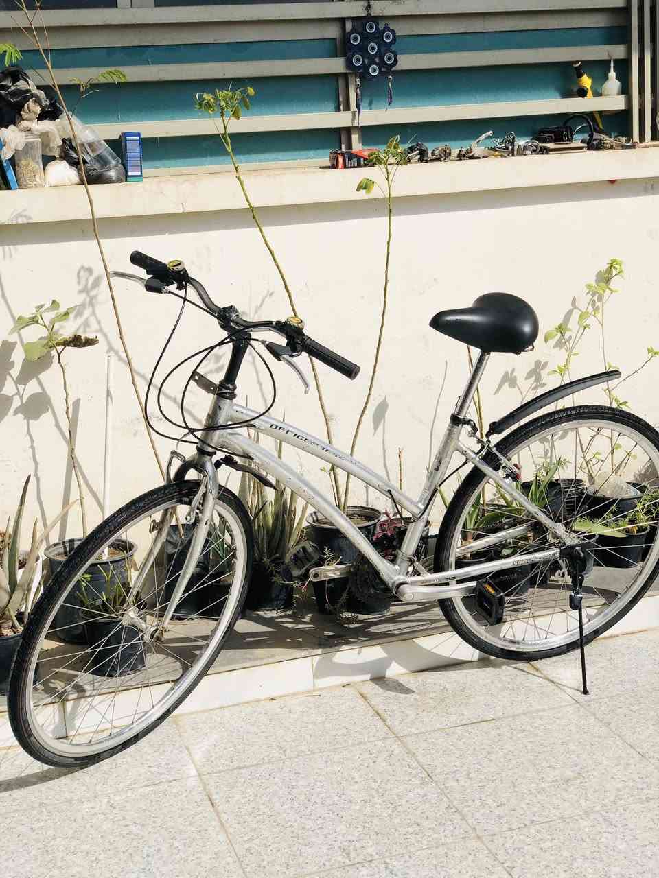 بايسكل رياضي ياباني 
ماركة ايساهي اصلي 
الوزن خفيف جداً ويتحمل اوزان 
حجم 27 
گير 7.3
حالة البايسكل نظيف وكامل لكن فقط البدي مشخط 
وياه هداية جوب جديد ولايت جديد 
سعره (80 الف)
مكاني بغداد وللتواصل والاستفسار(***********)
