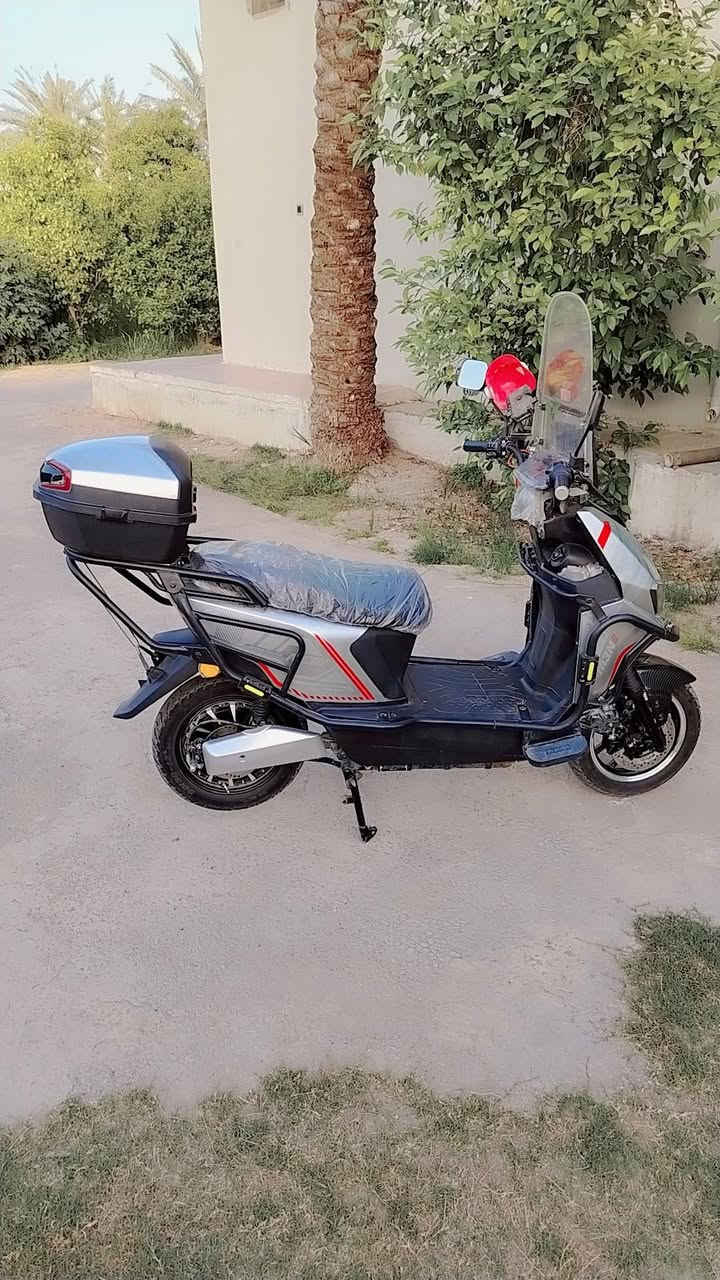 دراج شحن للبيع نضيفه ملف الفين بطاريه ليثيوم. سماعات ابلوتوث عاليه الجوده  اي ظربه مابيه نظيفه كلش  للتصال علا الرقم التالي. *********** اسم الدراجه اسكوتر كينج  الرياضي موديل 2025

