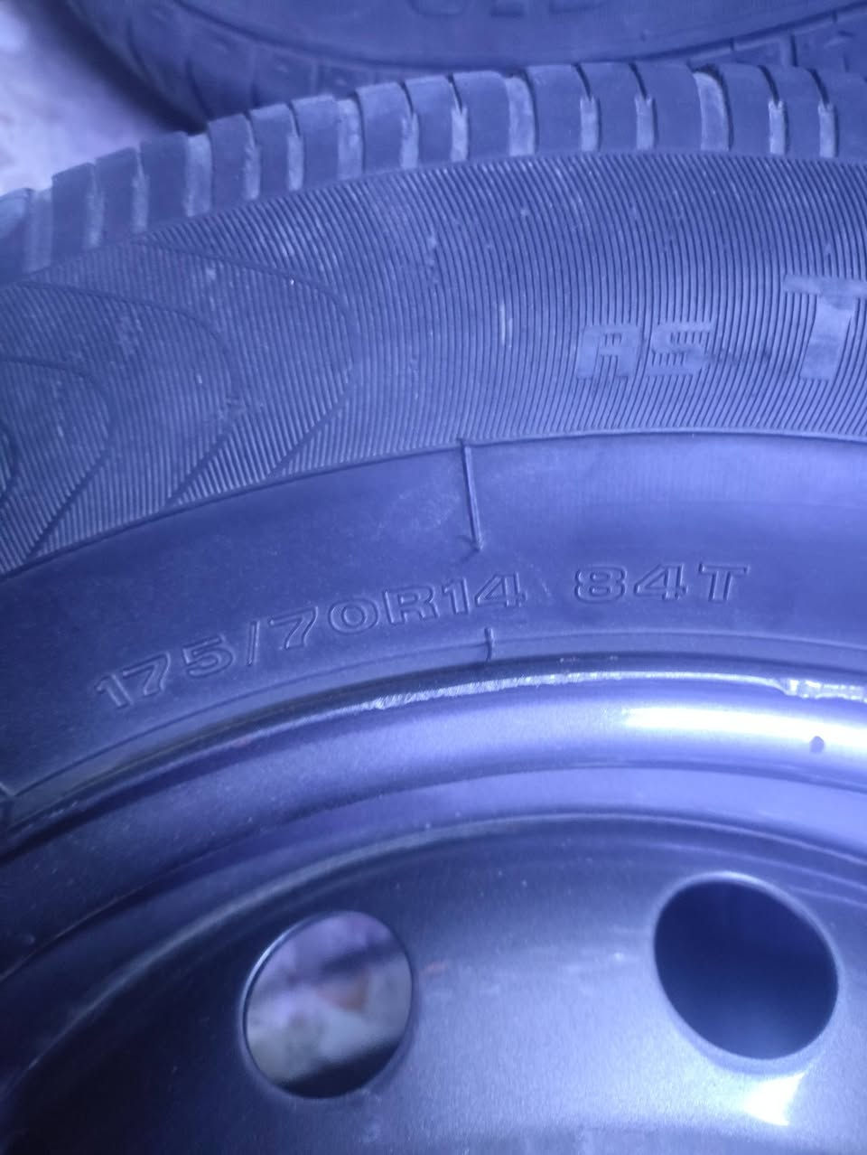 وياله وتايرات حجم 14 للبيع مكاني الشعب 
السعر 100 
***********
مكاني الشعب
