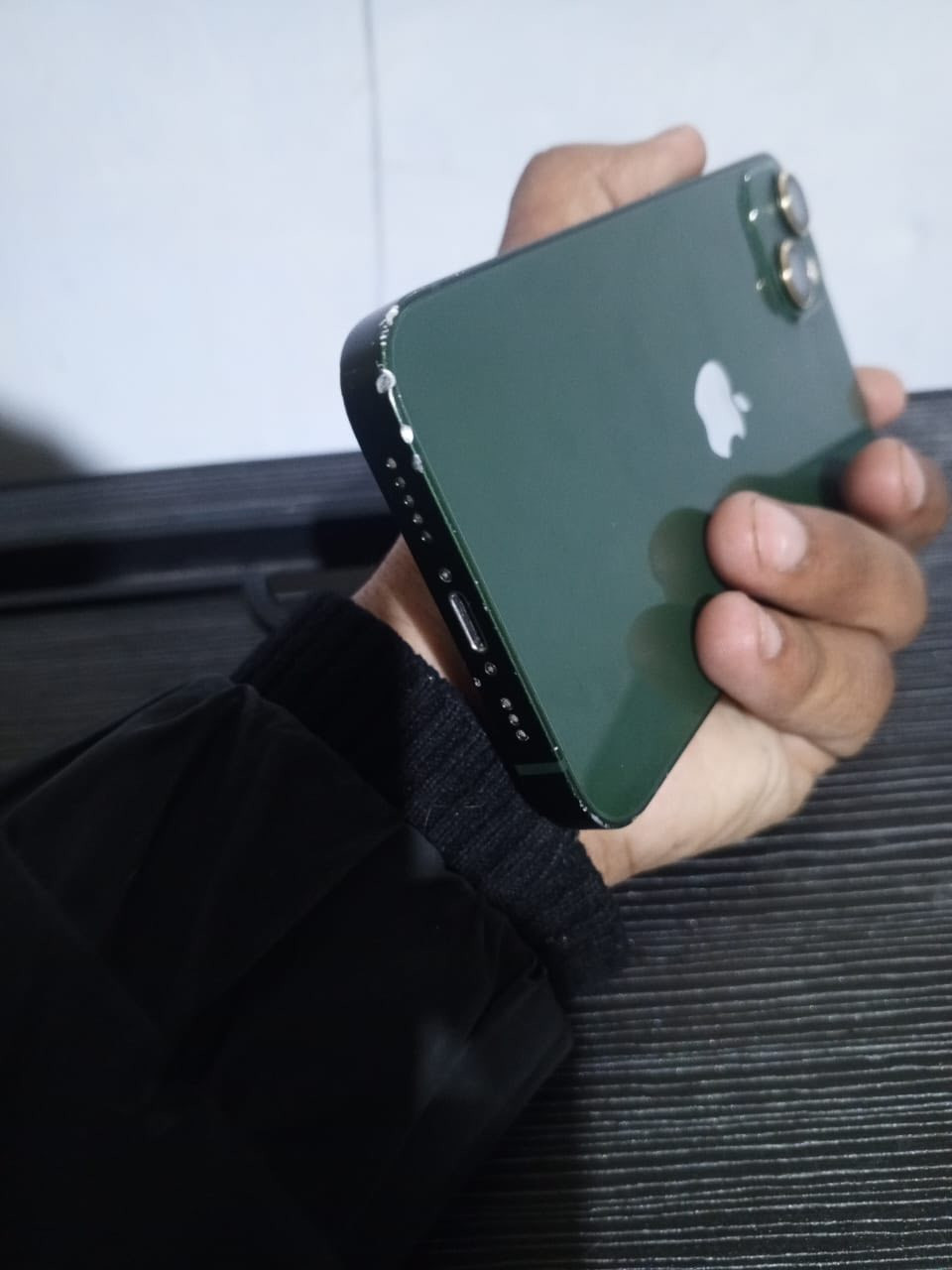 السلام عليكم ايفون 13 عادي  بطاريه 82 ذاكره 128 فقط بي هاي الطخه الخفيفه مثل ما موضح مامئثر ابد سعره 380 وبي مجال قليل موجود واتساب واتصال ***********
