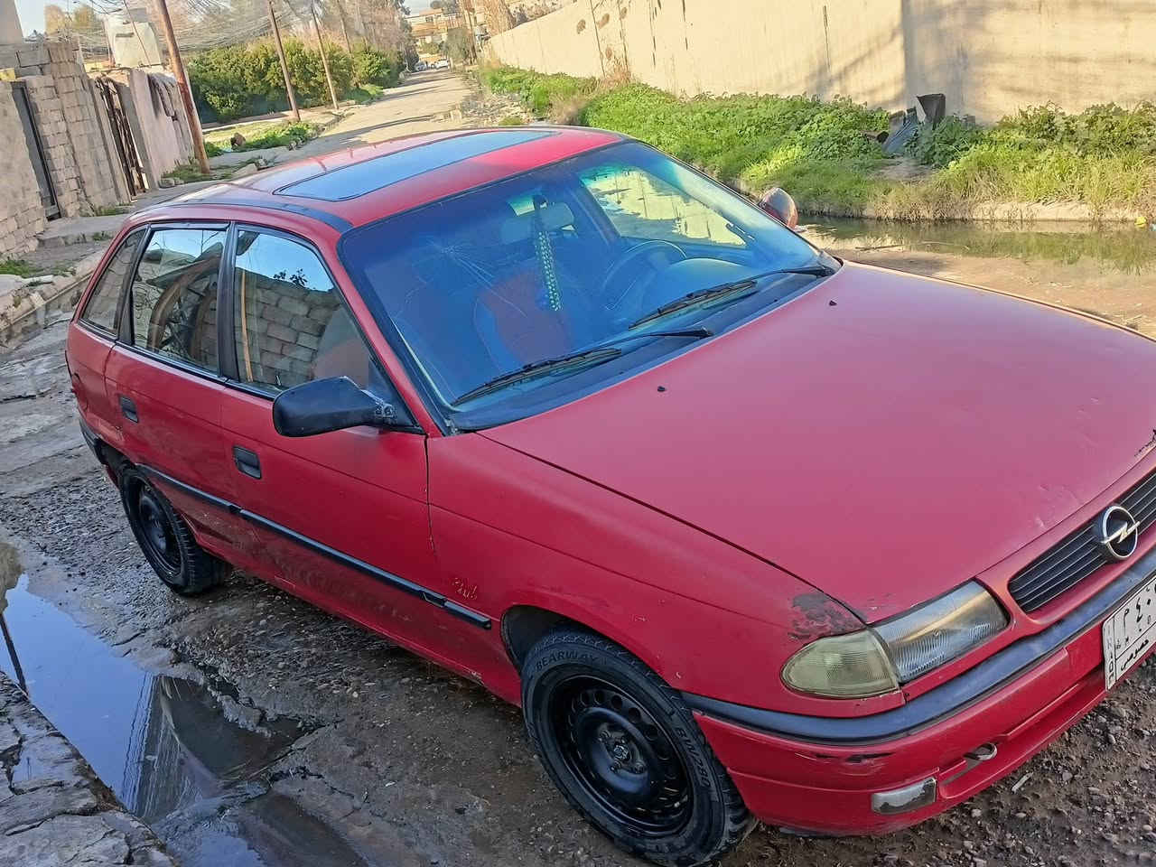السلام عليكم سياره استرا موديل 92 سياره نظيفه بس مقصوصه سقف  نظيفه حيل 37 بها مجال هذا ***********واتساب
