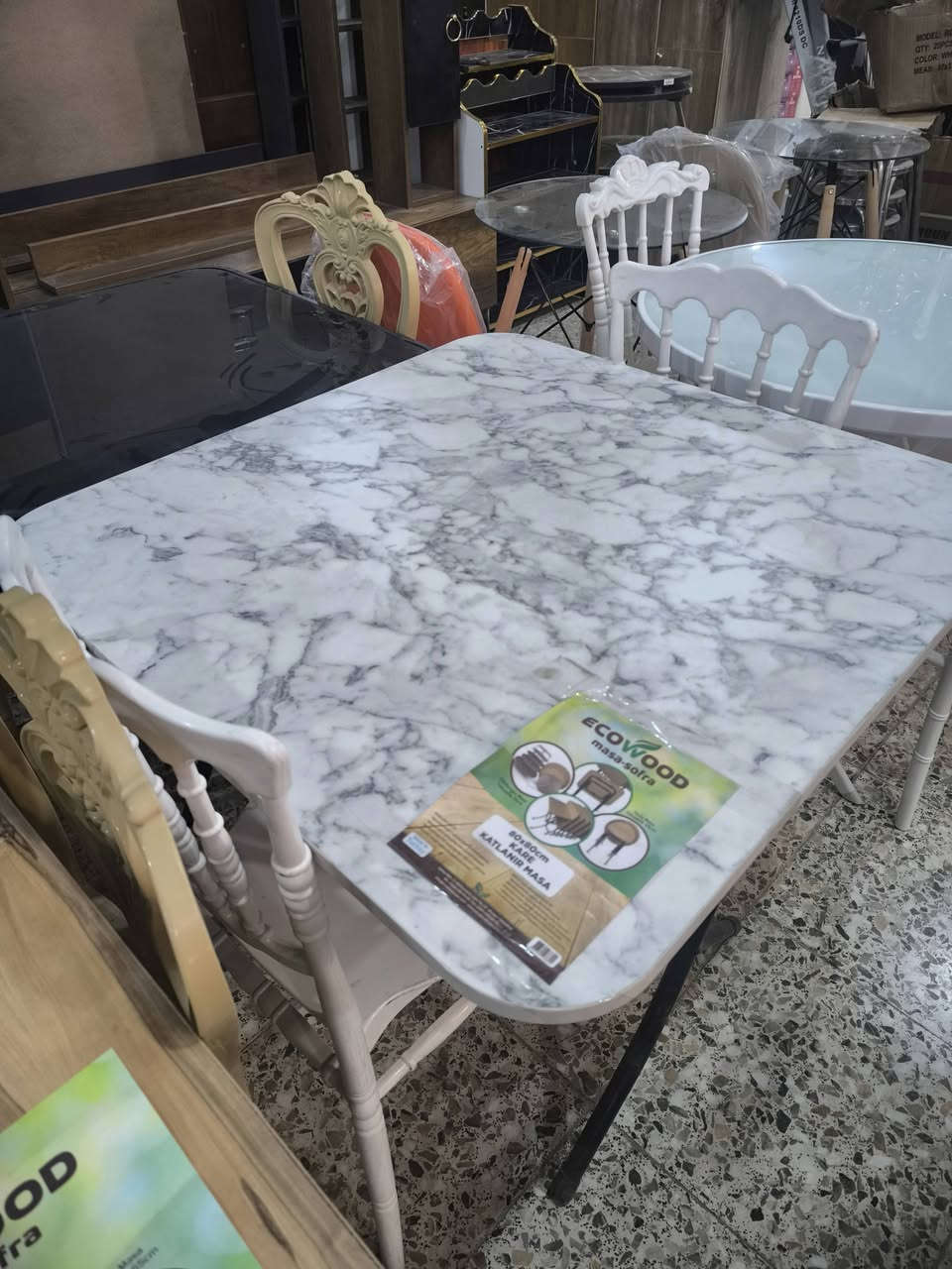 تحيه طيبه
ميز طعام 4 كرسي كرسي قديفه محبب 
تجدونه لدى شركه مشتاق العذاري و اولاده للوكلات والتجارية 
***********
