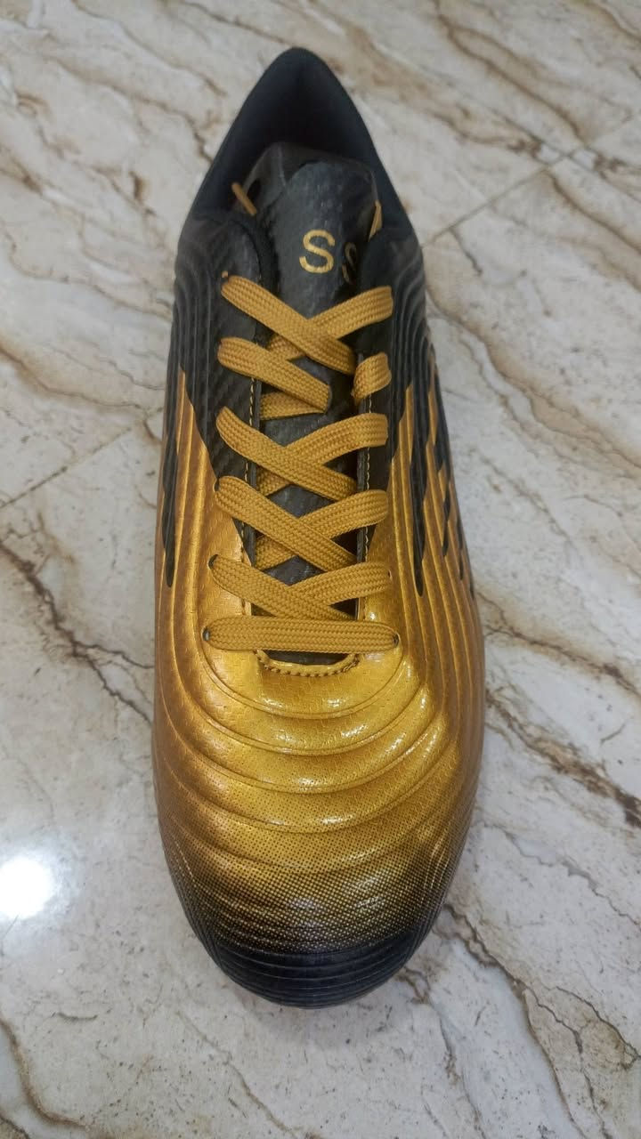 حذاء كرة قدم بلون ذهبي + أسود فخم ✨
تصميم احترافي 
✔️ خفيفة ومريحة أثناء اللعب
✔️ تساعد على السرعة والتحكم بالكرة
✔️ مناسبة للتمارين والمباريات
✔️ شكل جذاب وفخم جداً
يوجد قطعتين قياس 45
قياس 46


**إذا كنت صاحب هذا الإعلان وتريد حذفه لأي سبب، رجاءا أرسل رسالة إلى الدعم الفني**