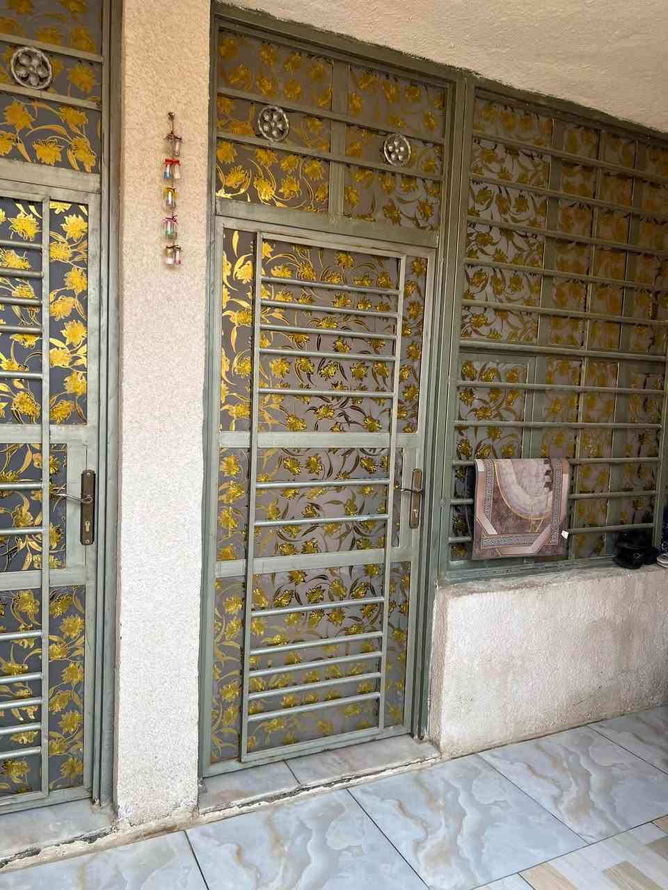 السلام عليكم مشتمل للبيع مساحة 83 مكانة الشعب شارع الصحة مقابل جامع الحق يعني قريب ع شارع العام المشتمل معزول بأسم والدتي رايدة 165 ومجالة بسيط للاستفسار اكثر هذا رقمي ***********
