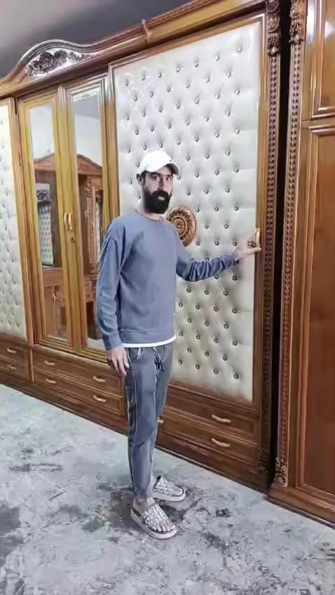 يعلن معرض الموسوي عن وجود غرفه  موديل مسرح اخت الجديده تصميم تركي شغل عراقي حجل زان مصري ودنك زان مصري داخل وخارج صاج ضهر جرجوبه دوشمه الابواب خياط زاويه بارتفاع الكنتور الغرفه ولا غلطه اي استفسار خاص او الاتصال 
***********
***********واتساب المكان بغداد يوجد توصيل لكافه المحافضات بالعافيه عل الياخذها
