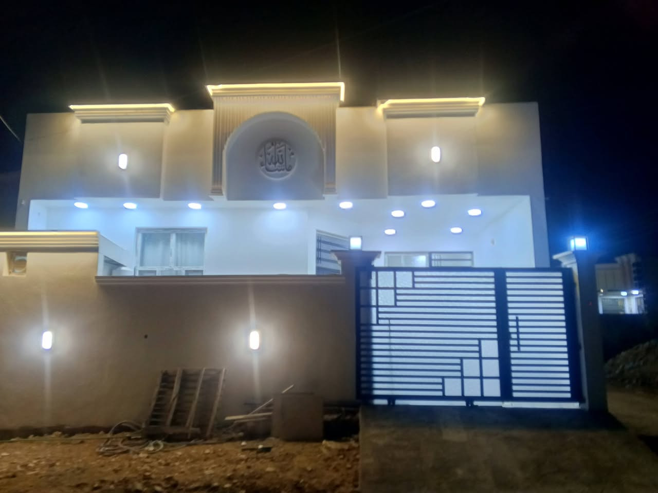 بيت البيع خمسه كيلوو نزلت الشراع خلف سعد البيلاوي شارع 15 قريب من الشارع العام 50  متر بناء طابوك ركن شارع 15 فول مواصفات بسمي هاتف *********** السعر خاص
