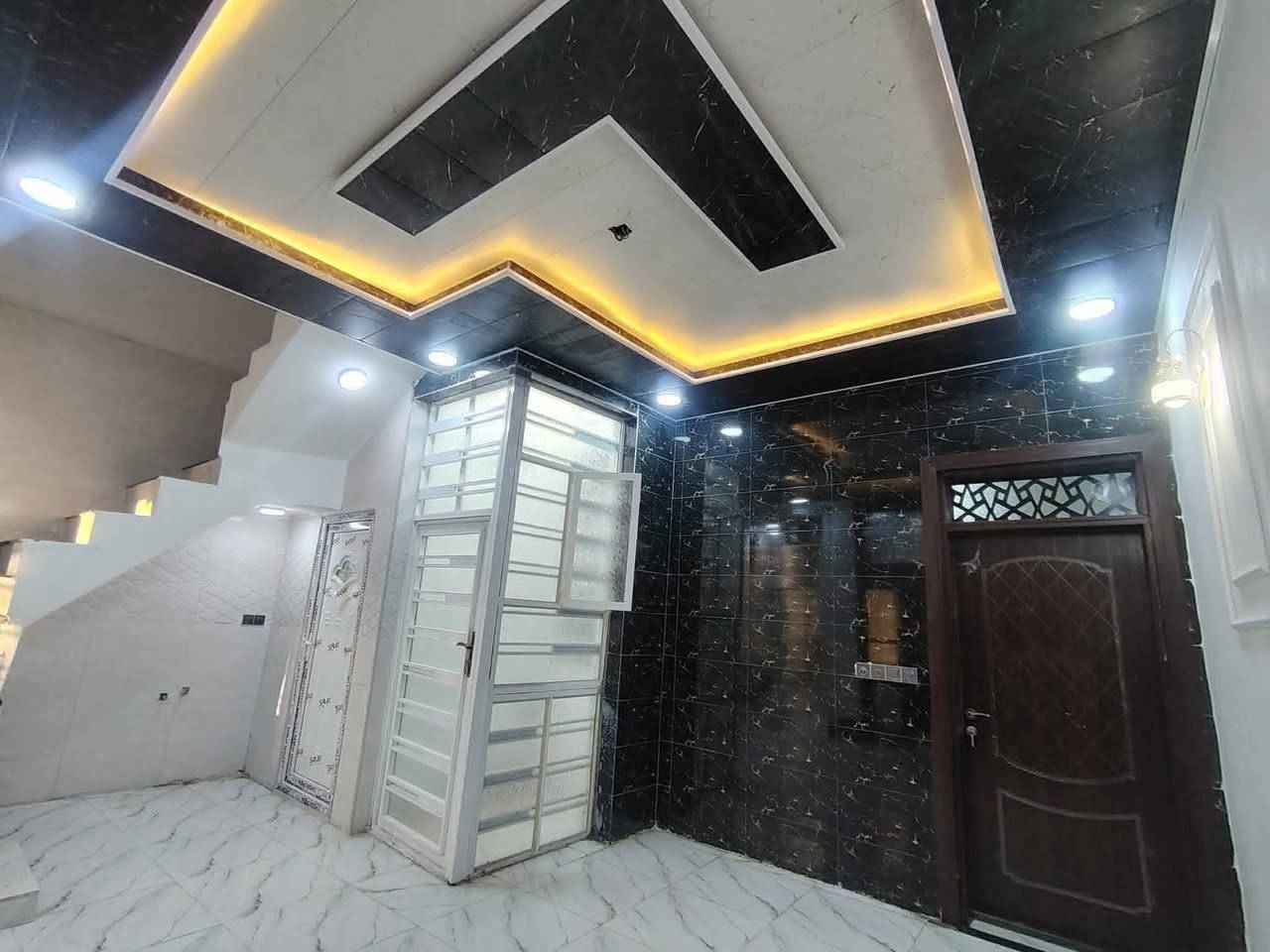 يعلن مكتب بركات لحسين عن بيت للبيع مساحه 100متر
مها🤑 سعر والوحده لبيت 48🤑وبيه مجال  🤑  متجاورات

تفاصيل لبيت (( موجود🎥📷 فيديو كامل للبيت
غرفه نو// مطبخ// صاله// استقبال// صحيات خارج وداخل 

عنوان البيت  نجف مقابل ملحق قرية لغدير 317

بناء ممتاز// اساس وسقف صب 
طابوق 🧱 جمهوري

كل البيت #سقوف_ثانويه

كل الخدمات موجوده 
مدارس 🏫 سوق #تبليط 

مقابل  قرية الغدير  ***********واتساب317عمود بل ضبط
