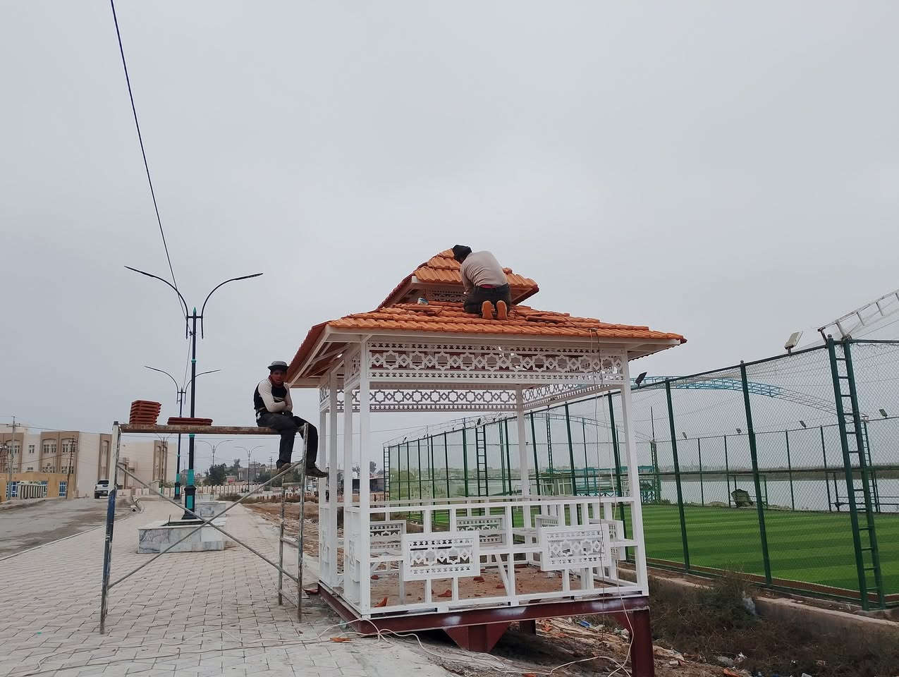 تجهيز وعمل كافة أنواع القرميد  ألايطالي والاسباني الفخار والمعدني بأيادي متمرسه 
للأستفسار الاتصال على ***********
***********
