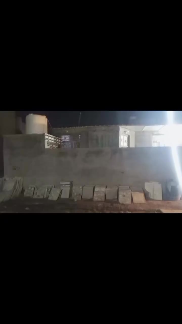 يالله سلام عليكم بيت البيع بشارع عشرين يبعت على شارع خمس دقايق بيت متكون من غرفه صاله مطبخ ستقبال سكفه سندويج 100متر سعر 55بي مجال يتواصل على هذا الرقم ***********
