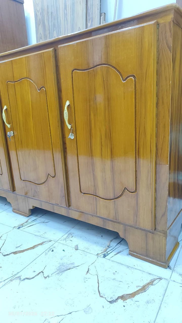 معرض نجارة المنتضر 
بوفية مستخدمة تزكام شغل درجة اولى نضافة 100% 
بسعر 125 الف 
واسط قضاء الحي شارع الشباب 
***********.   عادل
