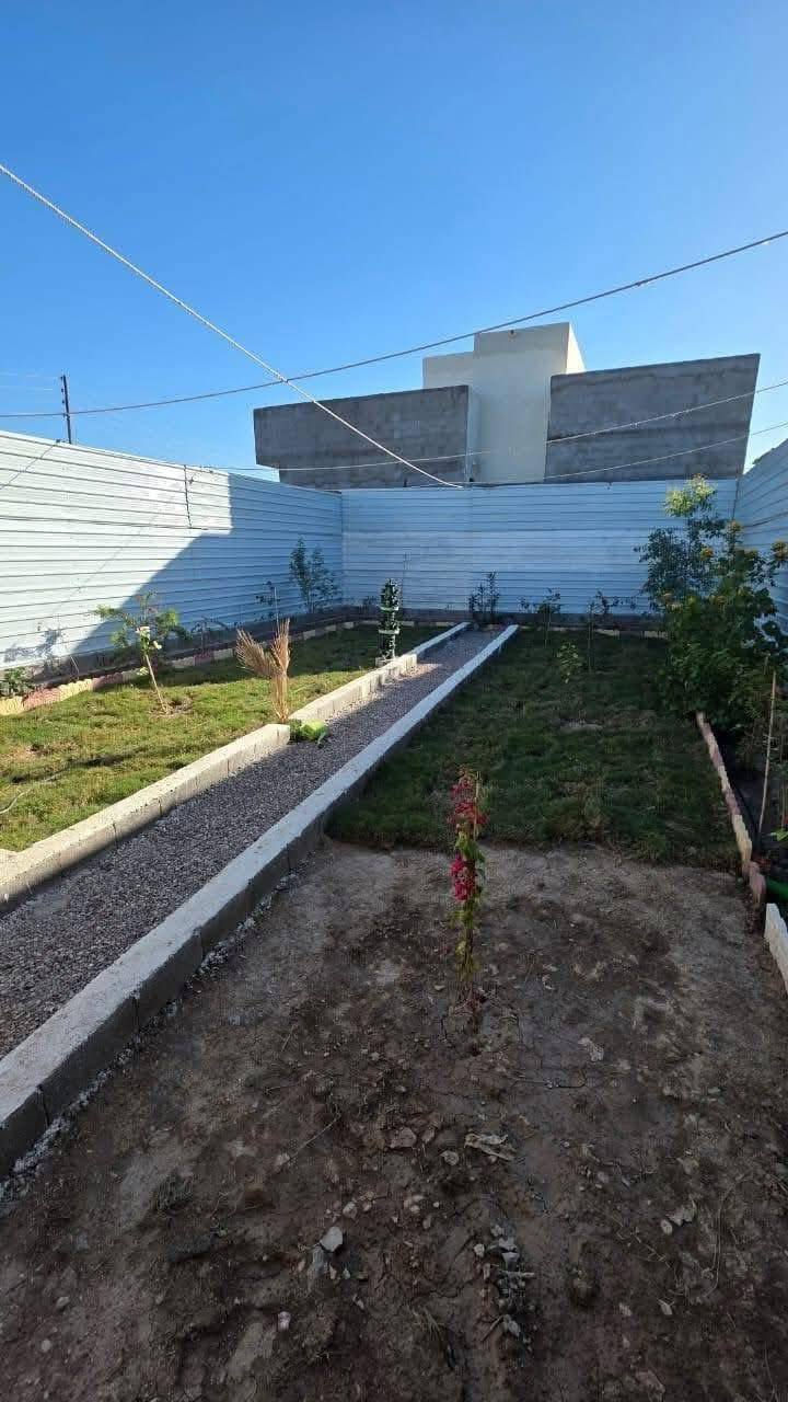 السلام عليكم ورحمة الله

وفرنالكم 

***********

شاليه للبيع تريد سكن تريد استراحه

#مساحه 200 متر 

#السعر 40 

#موقع مميز في البصره ابي الخصيب شارع المحكمه الجديده (كوت الحمداني )

يحتوي على غرفه للاستراحه 

وصحيات 

وكراج

شلال 

الباقي حديقه 

كافة الخدمات متوفره

***********

شارع ١٠ متر
