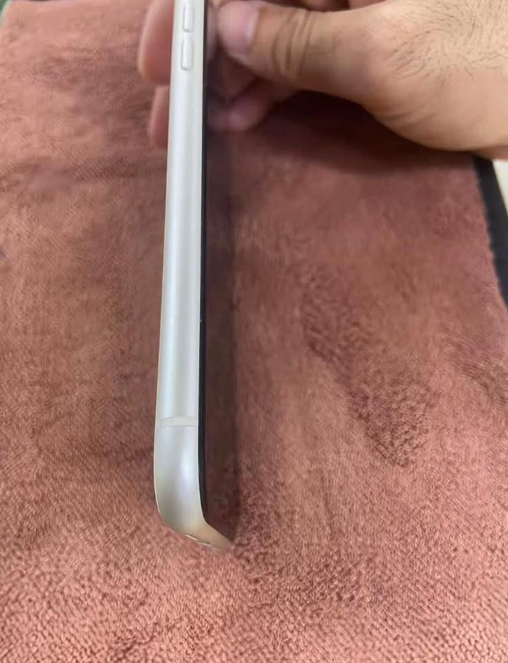 ايفون 11 العادي ياباني ذاكره 128 بطارية 77 الجهاز مستبدل شاشة كلشي شغال بي تاخذه تبدلة بطارية لان يفصل الشحن ويا كيبل وشاحنة ابل واتساب ***********
