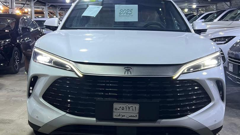 🪩بي وادي سونك L  فول الفول   vIp 2025 زيرووو   نسخة الحديثه بطاريه كبيره 120 كيلو بشحنه 
تفويله كامله تمشيك 1800 كيلو  سعه خزان الوقود 65 لتر 🪩

🔥السعر 28.350.000  دينار
28 مليون و350 الف
🔥

عداد الكيلو متر / ZERO

⚙️ المكينه BYD SONG L البانزين جنيتر 1500 Cc وضيفتها شحن البطاريه تعمل بنظام بلكن هايبرد نظام الحديث المتطور جدا واعتمادينا من نوع DMI ويعمل هل محرك ثلاثه انظمه الي هو بانزين + شاحن خارجي + شحن داخلي (ذاتي)⚙️

__ مدخلين للشاحن السياره
🛞 الأبعاد والوزن
 • الطول: 4,840 مم
 • العرض: 1,950 مم
 • الارتفاع: 1,560 مم
 • قاعدة العجلات: 2,930 مم
 • خلوص أرضي تقريباً: ~210 مم
 • الوزن: من 2,150 كيلو إلى ~2,385 كيلو . 

♨️مواصفات الداخل المقصورة ♨️

📍كراسي جلد  من نوع فاخر جوده من شركة BYD لون  القرميدي  + كرسين الاماميه كهرباء 
 
📍شاشه كبيره قلابه   + كار بلي + مرتبطه بذكاء اصطناعي  جدا متطوره وتحكم في جميع الاوامر المقصوره الخارجي والداخلي

📍كامره  بالداخل المقصوره لمراقبه السايق كاميرا السايق الداخلية:
✔ تراقب التعب
✔ تمنع الحوادث
✔ تحذر إذا تشتت
✔ تساعد أنظمة الأمان
✔ تحلل العين والوجه بشكل لح 
تلقائيا السياره تعطي نظام فرامل الذكيه وتتوقف وتصدر انذار وتشغل الاشاير الاربعه 

📍تدفئه + تبريد المقاعد الاماميه   

📍صندوك كهرباء 

📍يدات الابواب كهرباء شفط او دفن  وتحكم فيها من داخل الشاشه 

‏📍 LED   للمصابيح الأمامية والخلفية. بشكل فاخر ومتطور لايت داينمك عالي ناصي اوتو 

📍اربع كامرات كامره الاماميه متحركه مثل العين بكامل 180 درجة 

📍اربع رادارات  وتحكم فيها غلق وتشغيل 

📍بنوراما 

📍داش كام تسجيل اربع كامرات 

📍اناره داخليه 24 لون  متغير حسب طلبك 

📍اوتو بارك 

📍 نظام سستم  صوتي المميز من Dynaudio (أعلى جودة صوت).  

📍علامه BUD ضوئيه  الخلفيه 

📍اوتو هولد  + هاندر بريك بصمه 

📍نظام مانع نحدار 

📍نظام مانع انزلاق 

📍بصمه + كارت + تشغيل عن بعد 

📍كيجات دجتل الفول اوبشن مستشعارات طريق تقراها بالكامل من  مرور سيارات امامي وجانبي 

📍تحكم ستيرن كامل فول اوبشن 

📍شحن لاسلكي للهاتف وتهويه الجهاز 

📍فل سستم ايرباك بداخل المقصوره عدد 12 
 

🥏السلامة وأنظمة المساعدة

للاستفسار
 
***********
***********
