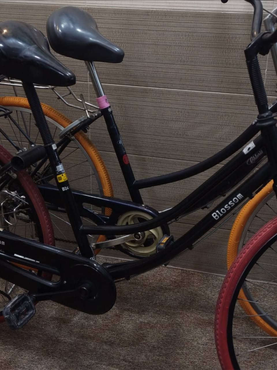 بايسكلات أصلي ياباني غرضهن كامله حجم 26
1... ألون نيلي تايرات برتقالي كير و حساس شخوط مال حاويه فقط 🔵
2.الون أسود تايرات حمر شخوط مال حاويه فقط أي عطل مابي مكفول ✓✓🔴 
مكاني بغداد الإسكان أي ستفسار خاص أو ع رقم *********** السعر ١٤٠ الواحد و بي مجال
